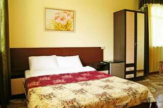 Гостиница Марс Адлер Стандартный двухместный номер с большой кроватью и выходом на балкон-1